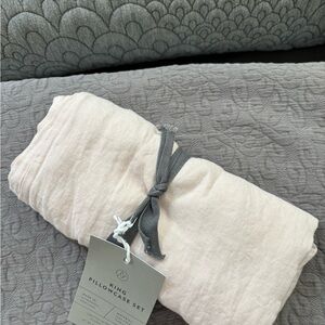 The Citizenry Blush Linen Pillowcase Set